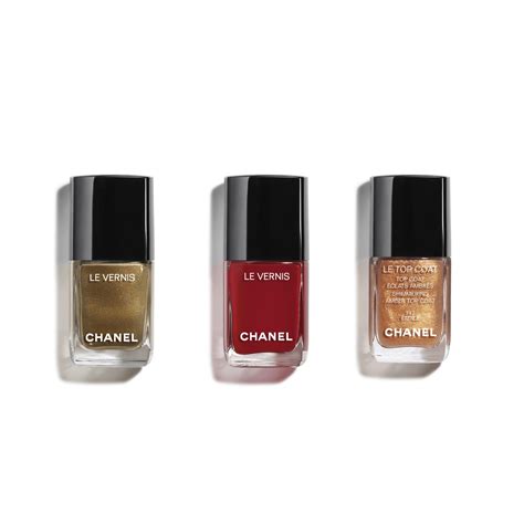 We swatched Chanel's Le Vernis holiday nail shades (and they're 